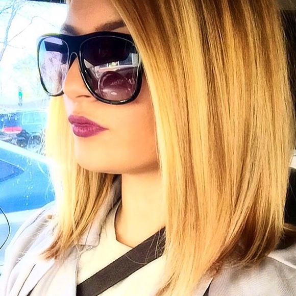 Profile Picture of Viv Linou (@vivlinou) on Poshmark