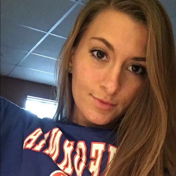 Profile Picture of Alexis Kinsman (@alexiskins) on Poshmark