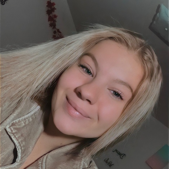 Profile Picture of Miranda Hodge (@mirandahodge03) on Poshmark