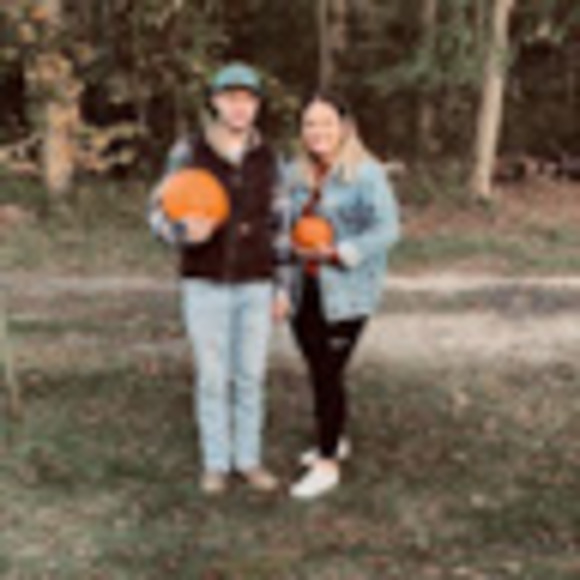 Profile Picture of Jessica Laxton (@jlaaxx) on Poshmark