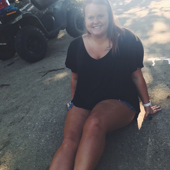 Profile Picture of Angela Galyon (@angelagalyon) on Poshmark