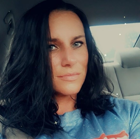 Profile Picture of Crystal Lucas (@crystallucas) on Poshmark