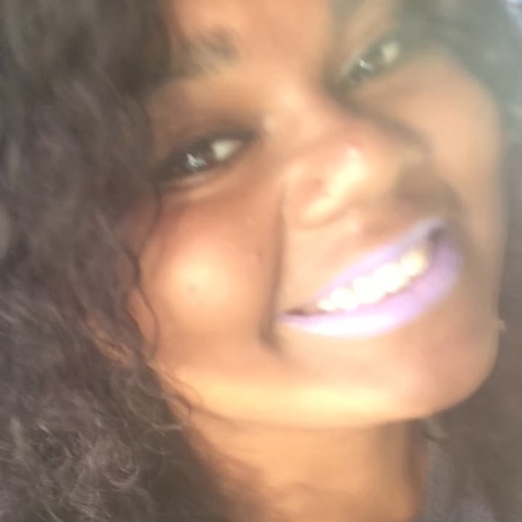 Profile Picture of Carrie Morris (@kiriloveboo) on Poshmark