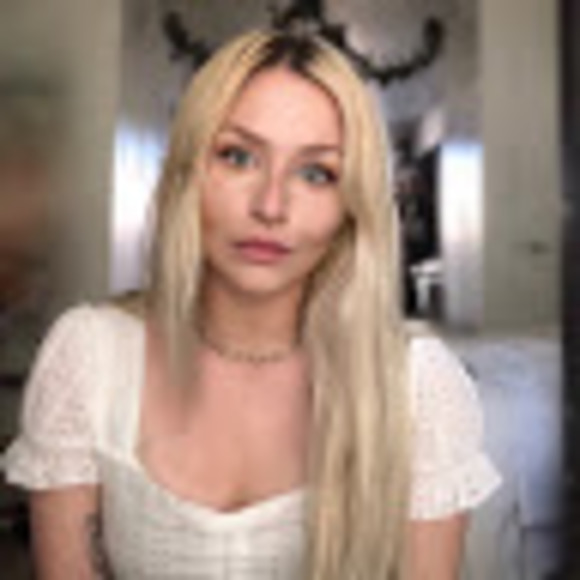 Profile Picture of Elizabeth Cancelleri (@ecancelleri) on Poshmark