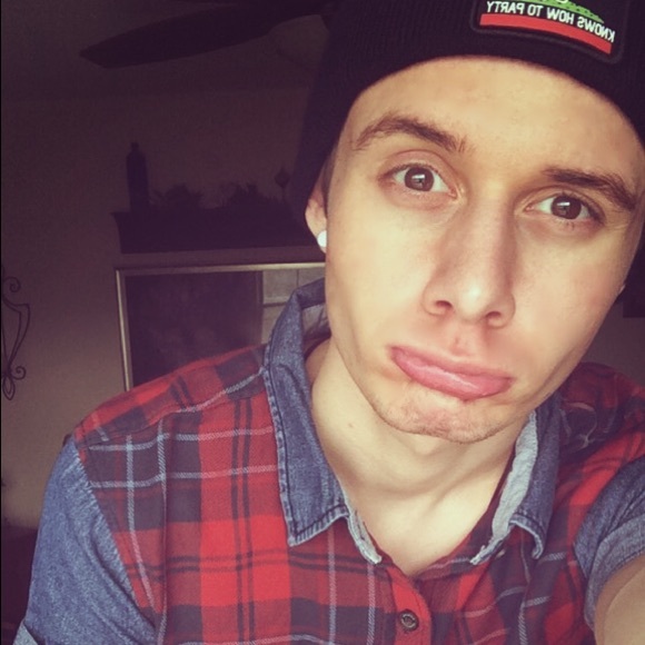 Profile Picture of Aaron Neal (@aaron62628) on Poshmark