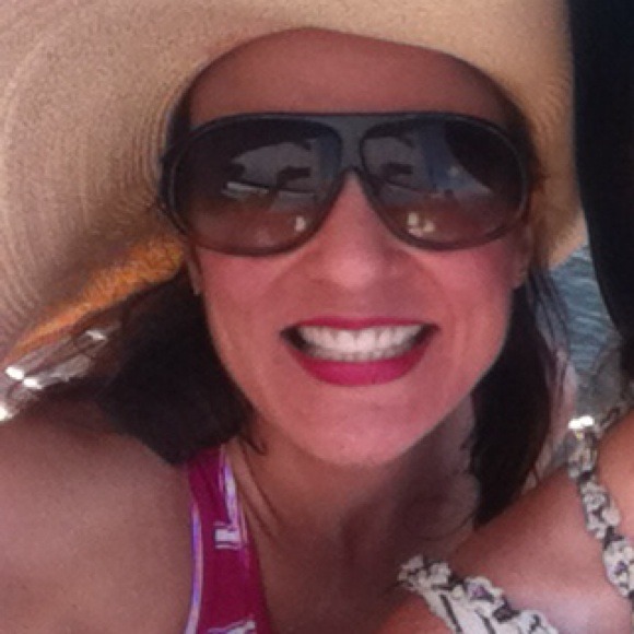 Profile Picture of Lara Scott (@youwantmycloset) on Poshmark