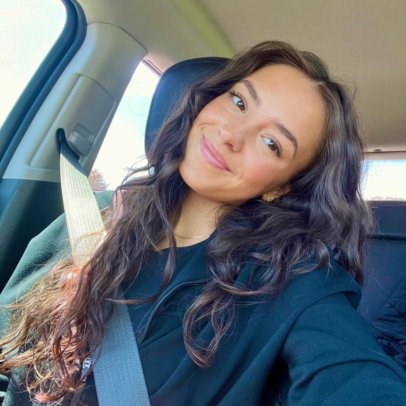 Profile Picture of Emma Horetski (@emmahoretski) on Poshmark