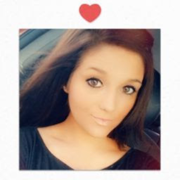 Profile Picture of Gabriella Waller (@gabriellaaww22) on Poshmark