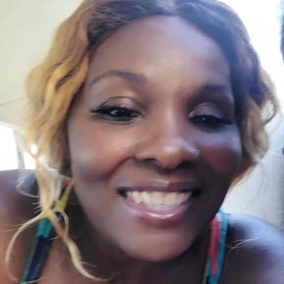 Profile Picture of Rachael Andrew (@jabraelia) on Poshmark