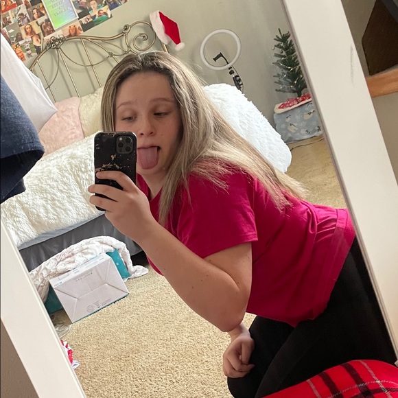 Sapphire Springett - Poshmark Profile Picture of Sapphire Springett (@sapphire_45) on Poshmark