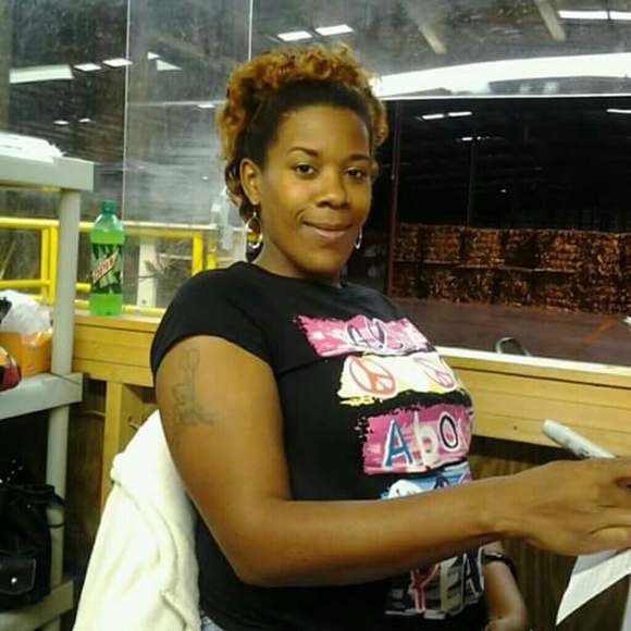 Profile Picture of Pamela Dixon (@pameladd) on Poshmark