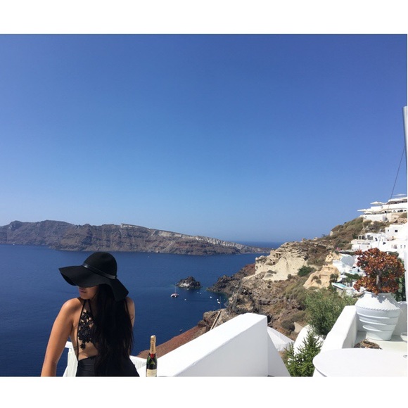 Profile Picture of Aline Pavao (@alinepav) on Poshmark