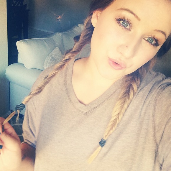 Profile Picture of Kelly Simon (@kellyleanne) on Poshmark