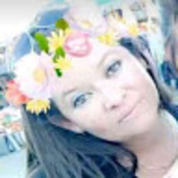 Profile Picture of Iris Barrios (@iris_barrios) on Poshmark