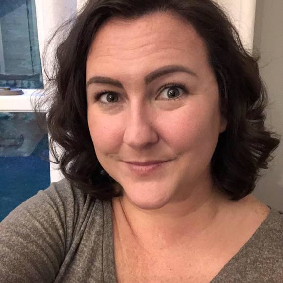 Profile Picture of Andi Osiek (@artsyandi) on Poshmark