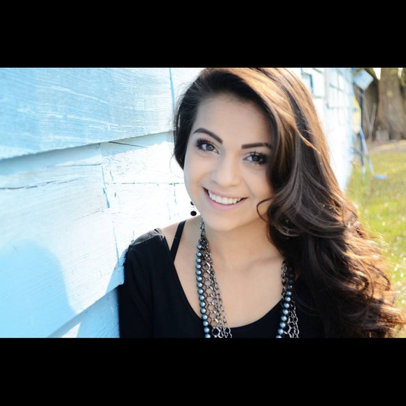 Profile Picture of Jacqueline Gaytan (@jakiee_xoxoo) on Poshmark