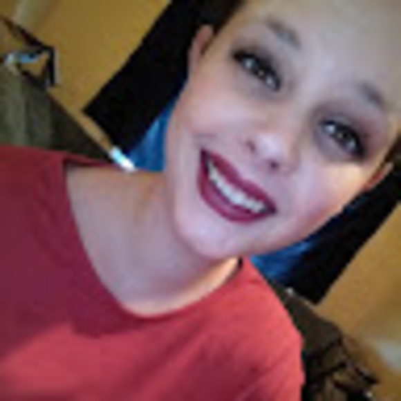 Profile Picture of Carly Barbour (@carly_barbour) on Poshmark