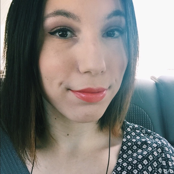 Profile Picture of Alyssa Quintero (@alyssaq94) on Poshmark