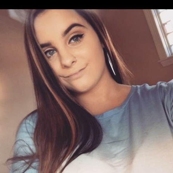 Profile Picture of Danielle Vieira (@danielle_vieira) on Poshmark