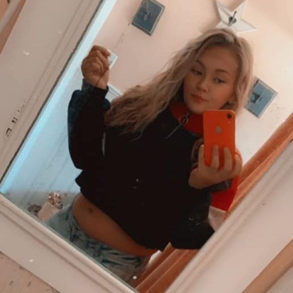 Profile Picture of Paige elaine Hoyle (@paigeelainee98) on Poshmark