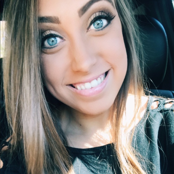 Profile Picture of Laira Forren (@laira_evan) on Poshmark