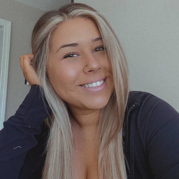 Profile Picture of Ali Borkowski (@borkowskiali) on Poshmark