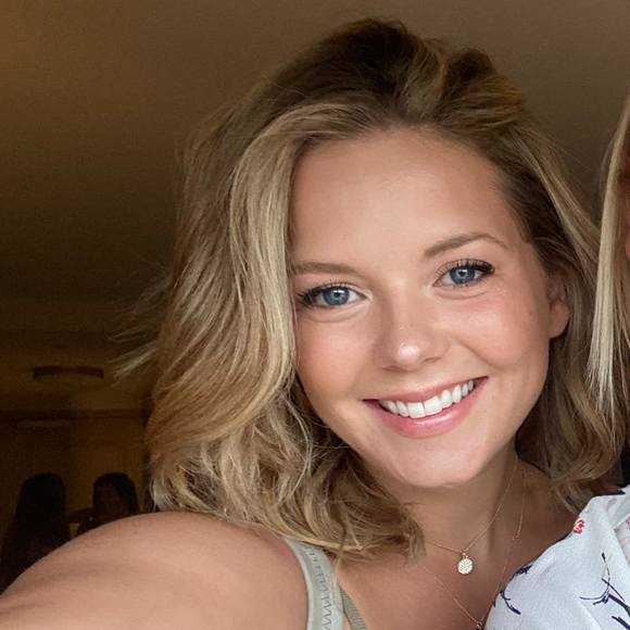 Profile Picture of Halley Karlok (@halleyk_) on Poshmark