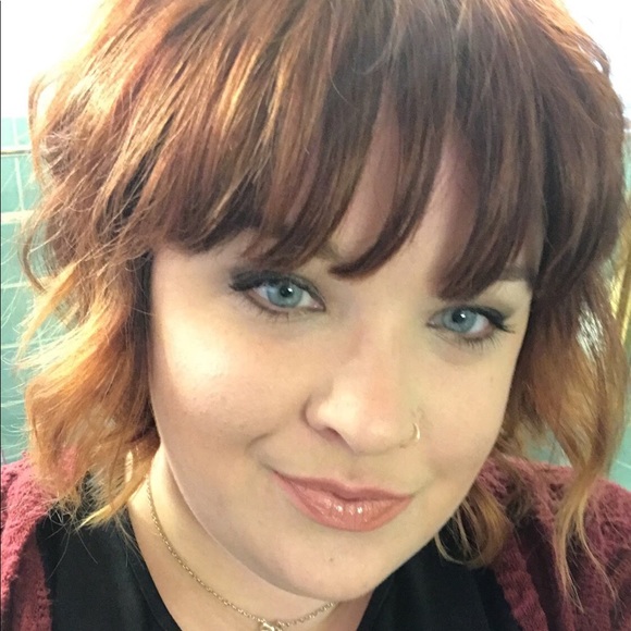 Profile Picture of Shauna Constantopoulos (@shaunaconstant) on Poshmark