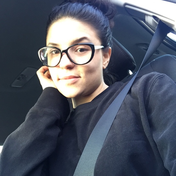 Profile Picture of Camila Rodella (@camiineiva) on Poshmark