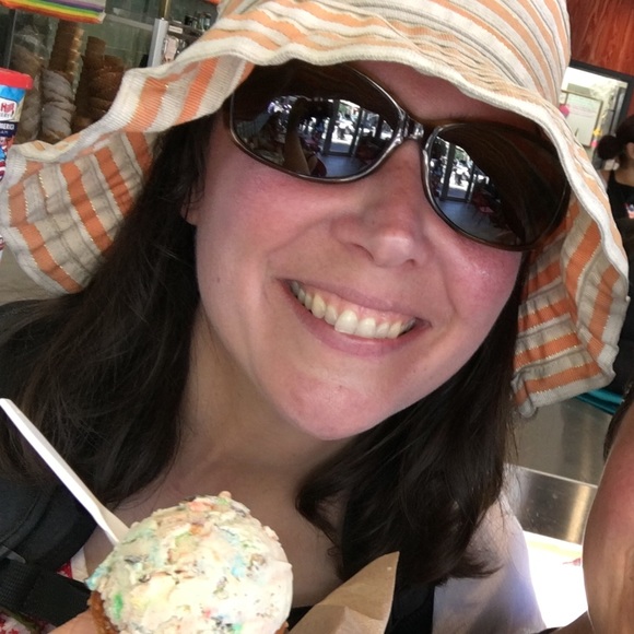 Profile Picture of Beth Alexakos (@bethal6) on Poshmark