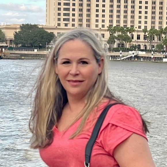 Profile Picture of Lisa Ullrich (@lisa3872) on Poshmark
