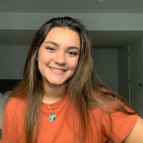 Profile Picture of Kiara Fradin (@keeksfradin) on Poshmark