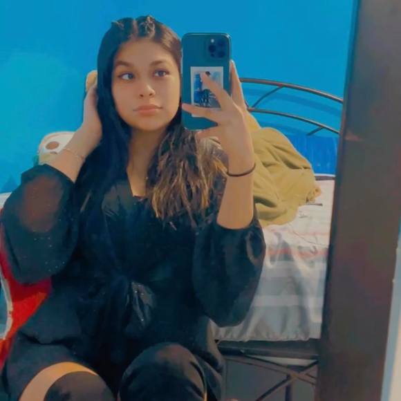 Profile Picture of Lucero Flores (@luceroflores687) on Poshmark