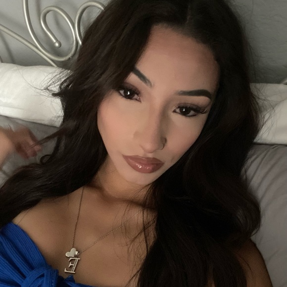 Profile Picture of Jasmine Quiroz (@jasminequi) on Poshmark