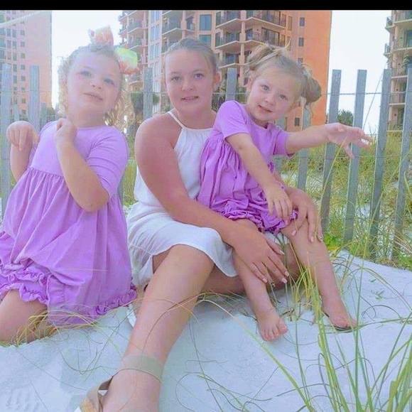 Profile Picture of Alisa Boozer (@alisaboozer) on Poshmark