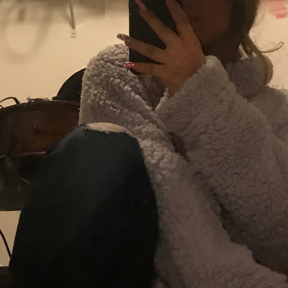 Profile Picture of Elaina Alvarez (@elainaalvarez) on Poshmark