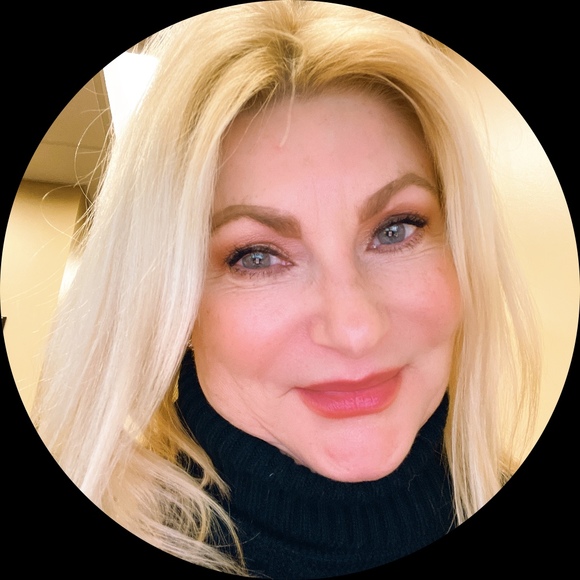 Profile Picture of Lori Brown (@blauralyn) on Poshmark