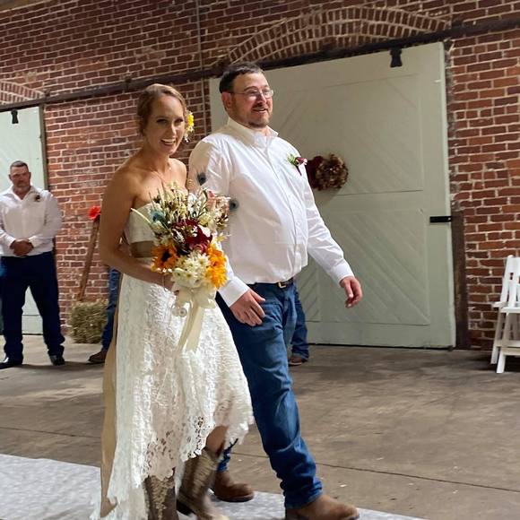 Profile Picture of Bethany Snavely (@bsnavelymhc) on Poshmark