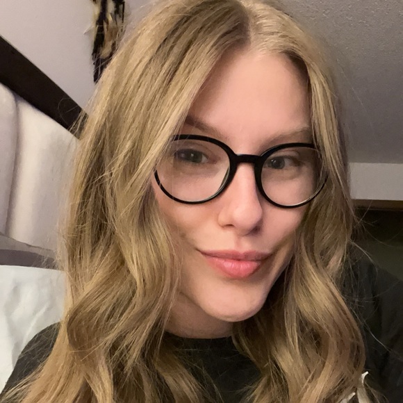 Profile Picture of Melanie Clay (@violet_mc) on Poshmark