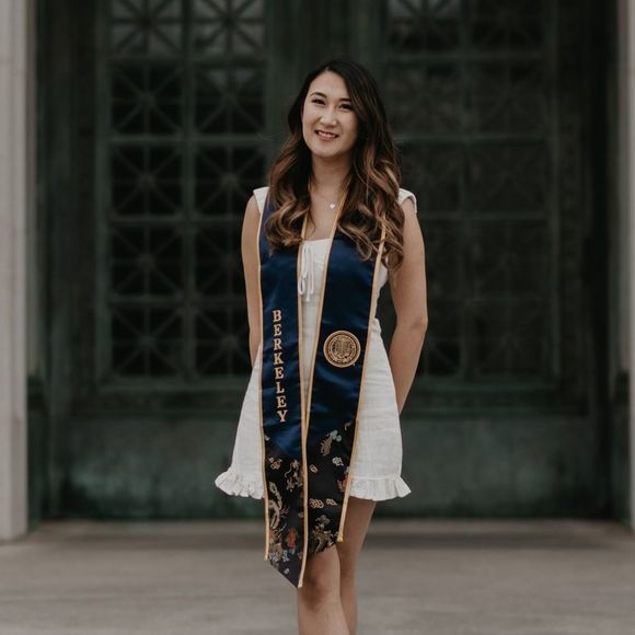 Profile Picture of Iris Xu (@irisxu98) on Poshmark