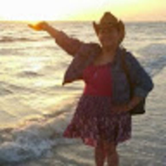 Profile Picture of Sandra Cuello (@scuello7770) on Poshmark
