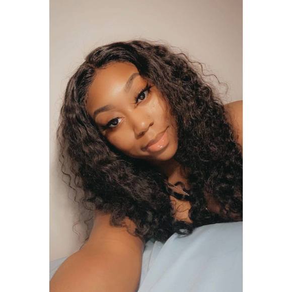Profile Picture of Aureana Johnson (@aureanajohnson) on Poshmark