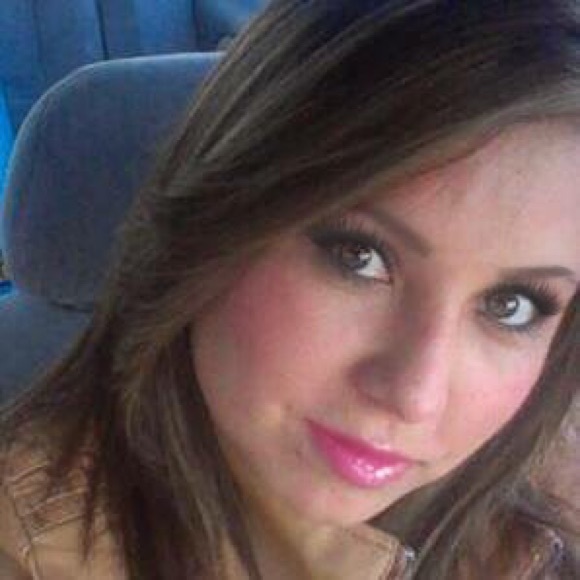 Profile Picture of Angela Carreno (@angelaadriana) on Poshmark