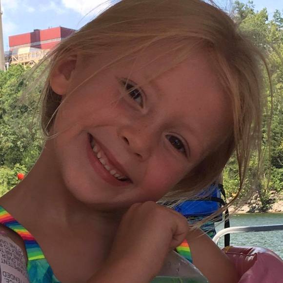 Profile Picture of Julia Snowden (@juliasnowden) on Poshmark