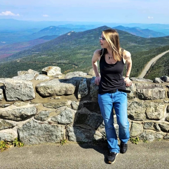 Profile Picture of Linsey Cizenski (@xundeadgirlx) on Poshmark