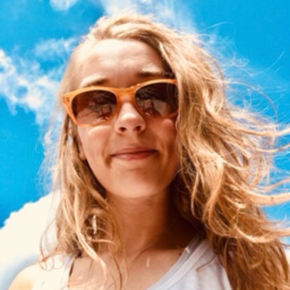 Profile Picture of Samantha Bertsch (@s_bertsch) on Poshmark