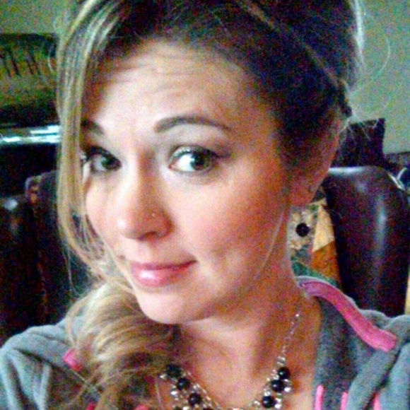 Profile Picture of Janell Jaeger (@nellie951) on Poshmark