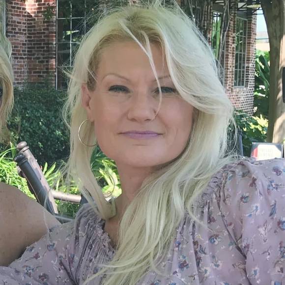Profile Picture of Amy Pearce (@aaamysue) on Poshmark