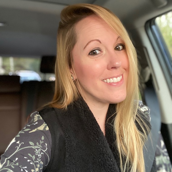 Profile Picture of Connie Bray (@conniebeth87) on Poshmark