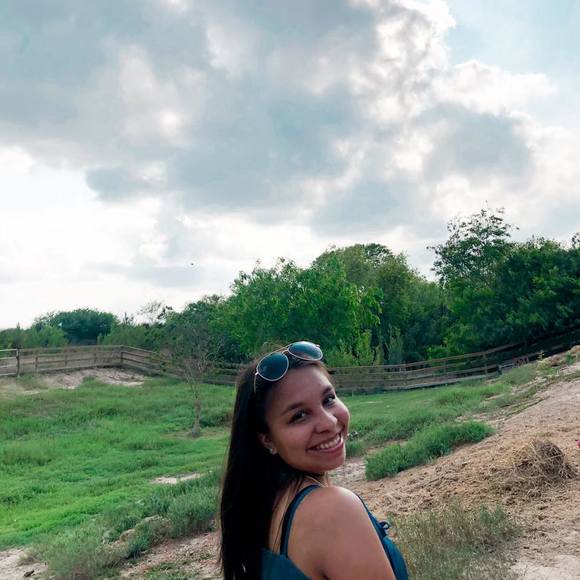 Profile Picture of Leah Ramos (@leahi2004) on Poshmark